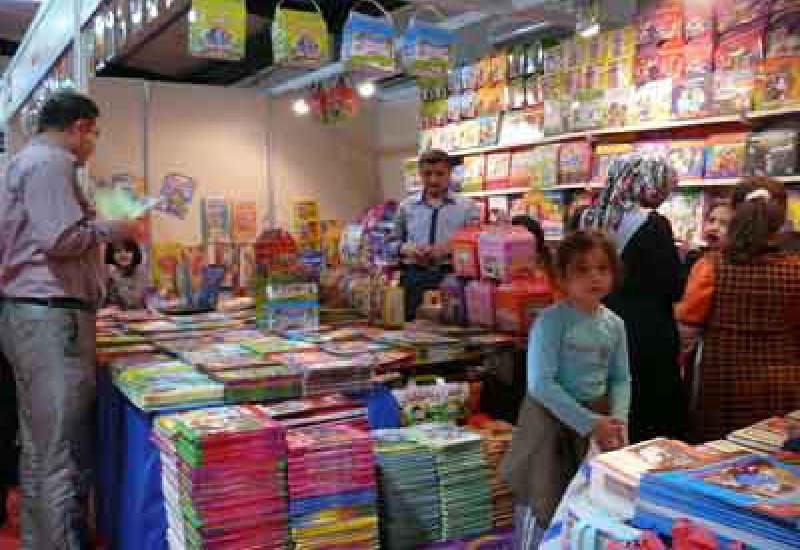 عائلات عراقية تكمل طقس تنزهها الربيعي بزيارة معرض الكتاب