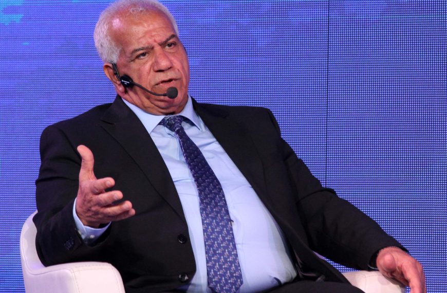 علي حسين يناقش الهنداوي في جلسة حوارية تتناول الفلسفة وأدوارها في المجتمع