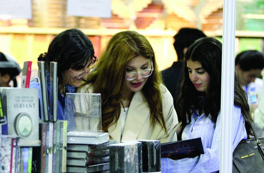 «إقرأ .. ذكاؤك ليس اصنطاعياً» جدل حول المفهوم وهل الكتاب الورقي سيبقى قوياً؟