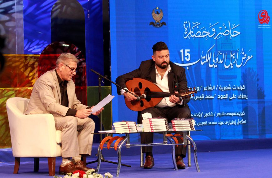 قراءات شعرية تصاحبها أنغام العود على مسرح المعرض
