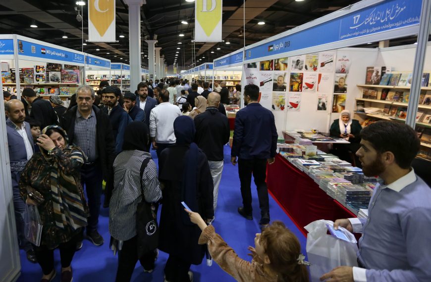 سؤال لزوار المعرض: هل تنهي الكتب التي تبدأ بها.. أم أنك من هواة التكديس؟