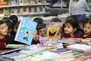 كاتێك منداڵی وپیتەكان دەستی یەكتر دەگوشن ..باخچەی منداڵان لە پێشانگای نێودەوڵەتی هەولێر