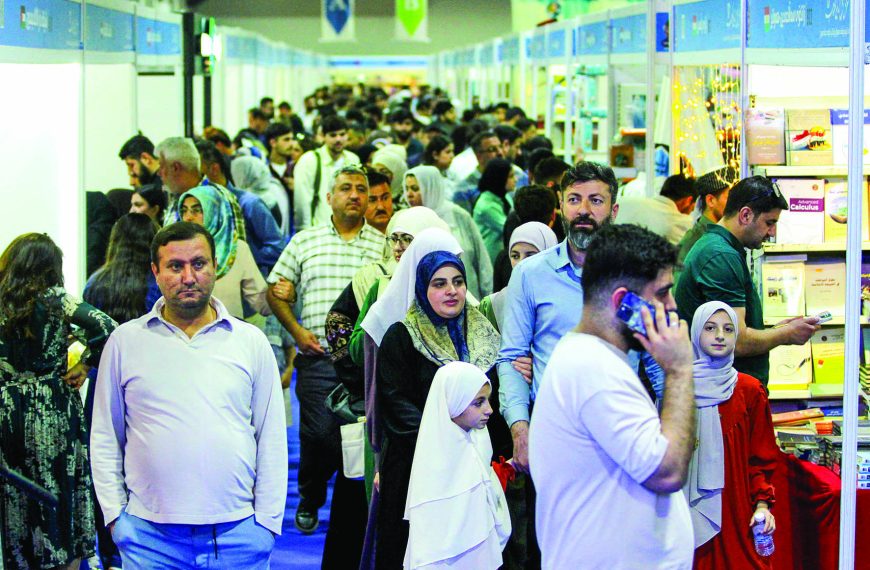 حين تصبح القراءة علاجاً .. كتب النفس تجذب قارئات المعرض